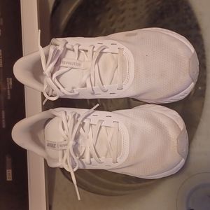 Women's Nike revolution 9.5
